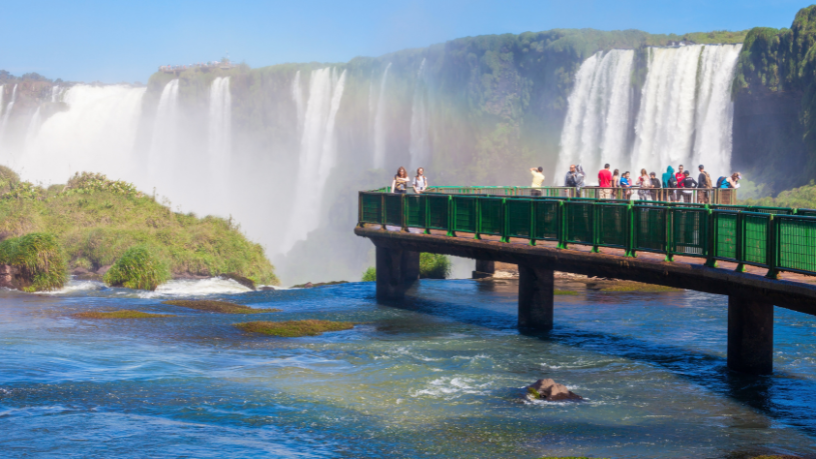 Vivenciar Foz Do Iguaçu: Cataratas e o impacto de ver ao vivo é sentir a força e a beleza das quedas d’água de perto. Conteúdo por Leonardo Rocha de Almeida.