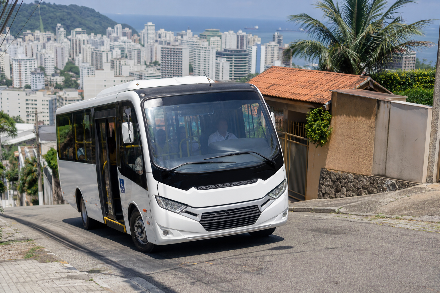 Micro-ônibus do transporte coletivo de Santos percorrendo uma via em área de morro, sem texto ou placas legíveis na imagem