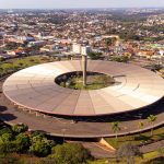 Vista aérea do terminal rodoviário de Londrina, com ônibus e a área urbana ao fundo