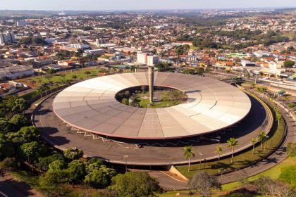 Vista aérea do terminal rodoviário de Londrina, com ônibus e a área urbana ao fundo